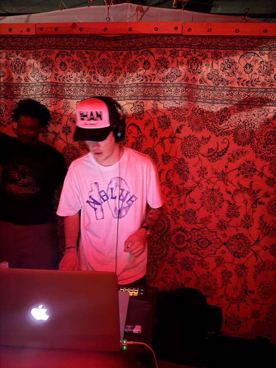 LÖHAN trucker hat worn behind the decks